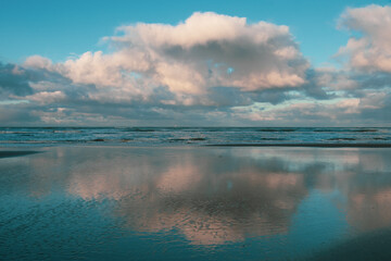 Fototapeta premium Wolken spiegeln sich im Wasser am holländischen Strand 