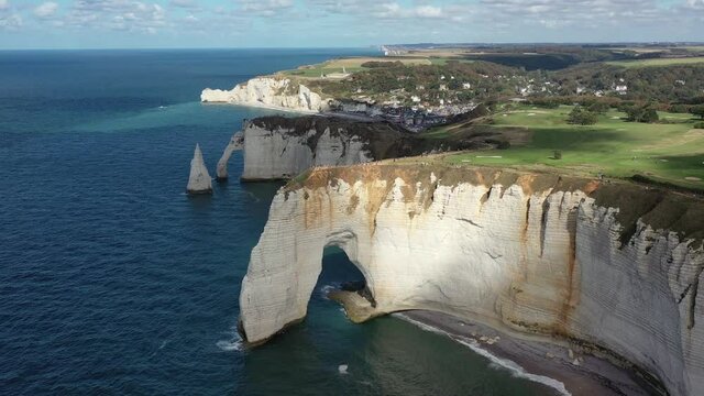 survol des falaises d'Etretat en Normandie
