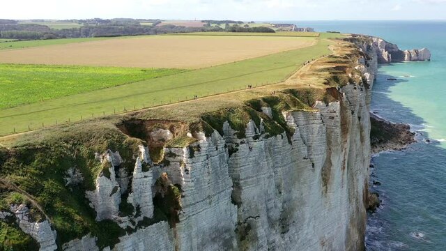 survol des falaises d'Etretat en Normandie