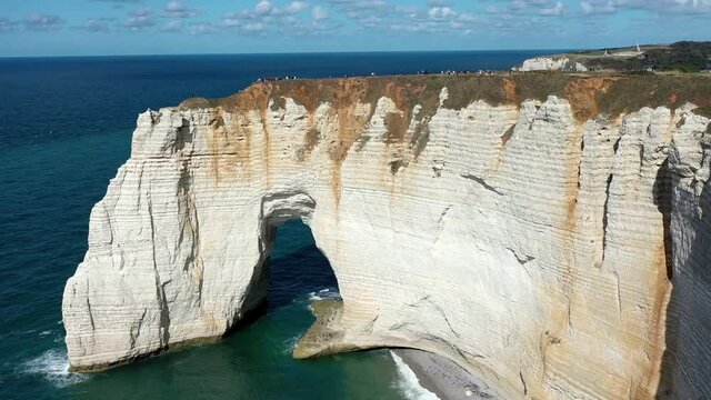 survol des falaises d'Etretat en Normandie