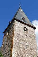 Fototapeta na wymiar Kirchturm / Hochformat der Evangelischen Kirche in Hottenbach / Hunsrück