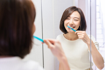 女性　歯磨き