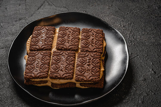 porci&oacute;n de torta postre chocolate chocotorta comida t&iacute;pica y tradicional argentina, dulce de leche crema batida chantilly tenedor primer plano macro