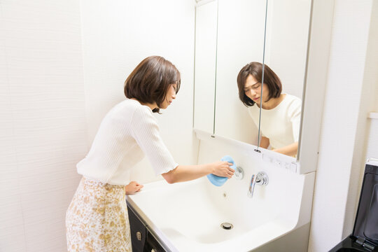 掃除をする女性　洗面所