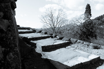 山並みと石階段のある風景
