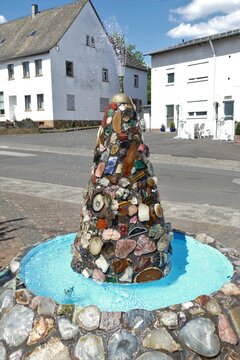 Edelsteinbrunnen in Kirschweiler / Hunsrück
