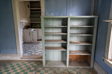 Obraz premium Interior of a blue room, abandoned and decaying, with a rotting floor and collapsing ceiling in Bannack Ghost Town in Montana