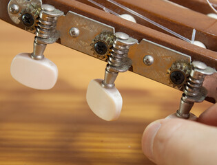 Guitarra y detalles de la guitarra clasica acustica