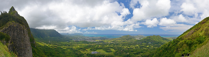 Fototapeta na wymiar Nuuanu Pali lookout scenic panorama view overlooking Pali Golf Course and Kaneohe on Oahu, Hawaii