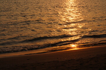 ドラマティックな海岸の夕陽と波