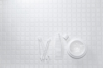 保湿クリームやリップなど白いスキンケア用品でおうち美容。