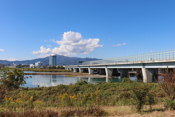 相模川と東名高速道路（神奈川県）