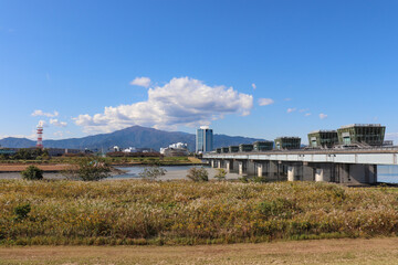 Fototapeta na wymiar 相模川と相模大堰（神奈川県）