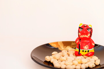 白い背景に豆と赤鬼