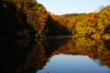 湖面に映る震生湖畔の紅葉した木々