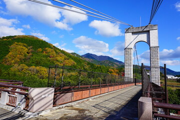 秦野戸川公園の吊り橋と色づいた丹沢の山