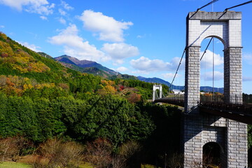 秦野戸川公園の吊り橋と色づいた丹沢の山