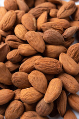 Mucchio di mandorle sgusciate, ripresa macro 