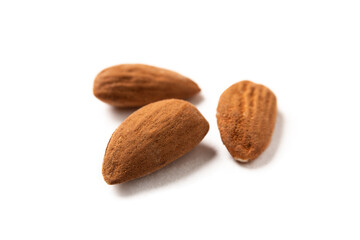 Mandorle sgusciate isolate su sfondo bianco