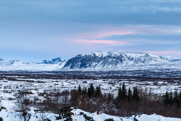 Fototapeta premium wundervolle Aussicht im Nationalpark auf Island kurz vor Sonnenuntergang