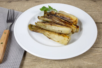 plusieurs endives braisées dans une assiette