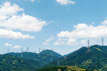 山を渡る高圧線の鉄塔