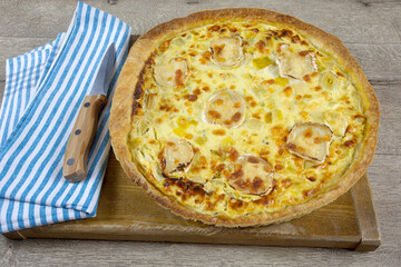 tarte au fromage de chèvre sur une planche à découper