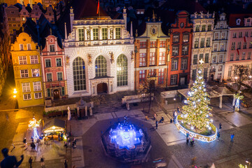 Christmas tree and decorations in the old town of Gdansk at dusk, Poland © Patryk Kosmider
