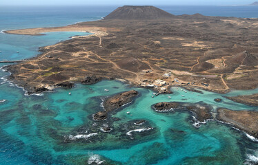Foto aérea de la isla de Lobos y puertito, Canarias, España