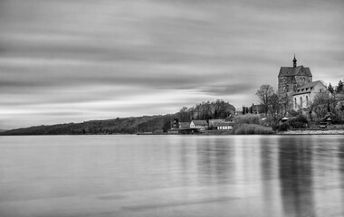 Melancholisch wirkende Aufnahme des Schlosses am Süßen See in Seeburg als Langzeitbelichtung