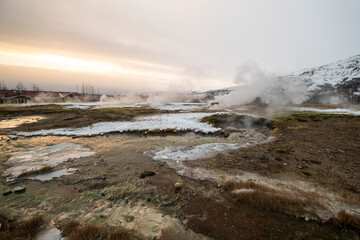 Fototapeta premium Nur noch wenige Besucher, zumeist Einheimische, besuchen den Großen Geysir Strokkur in Geysir. 