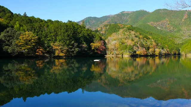 溜池の水面に映える紅葉【三重県松阪市飯南町, 　高束池（こうぞくいけ）】