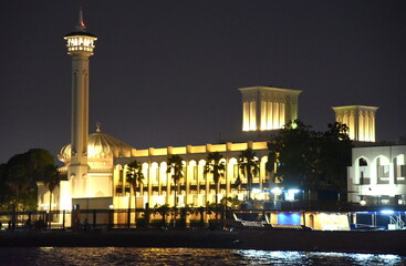 Fototapeta na wymiar Bastakiya-Moschee nächtlich beleuchtet am Dubai-Creek