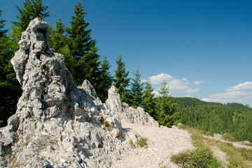 Kamienie na górskiej trasie pod niebieskim letnim niebem