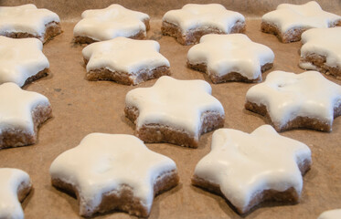 Zimtsterne auf einen Blech