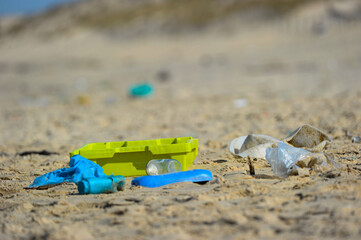 Obraz premium View of waste on the beach