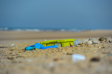 Obraz premium View of waste on the beach
