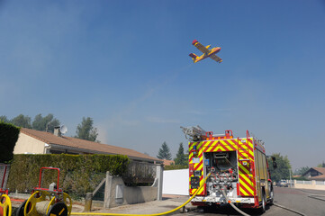 Canadian airplane in support of firefighter on ground