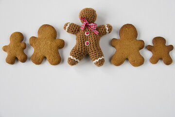 row of gingerbread man near a gingerbread crocheted