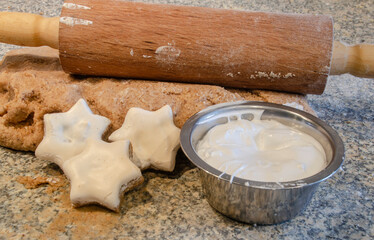 Zimtsterne mit Teig, einen Rollholz und Eiweiß