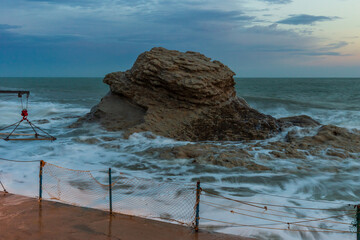 il mare in burrasca al Passetto di Ancona, in un giorno d'autunno all'alba