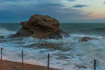 il mare in burrasca al Passetto di Ancona, in un giorno d'autunno all'alba