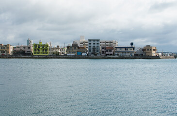 Naklejka premium 低層のビルが並ぶ対岸の街並み
