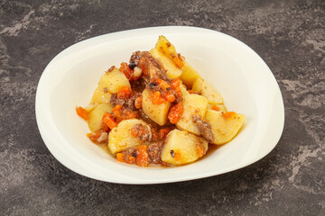 Roasted potato and beef with sauce