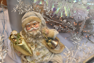 Père Noël or et ornements argentés