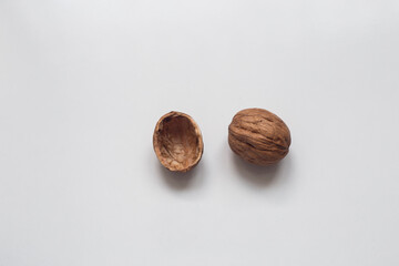 Images of walnuts on an insulated table. 