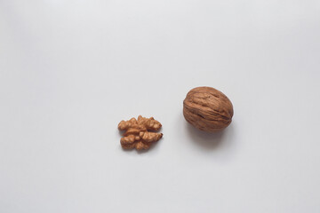 Images of walnuts on an insulated table. 