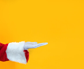 Weihnachtsmann-Arm mit offener leerer Hand