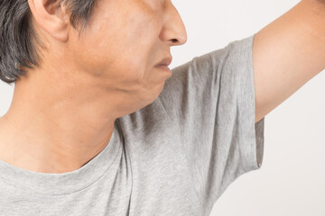 加齢臭を気にしている中年男性
