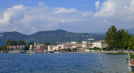 Naklejka na ściany i meble Blick auf die Altstadt und den Hafen von Bardolino am Gardasee